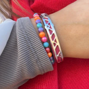 Armband - Handgjorda egna armband längst in på armen säljes. Halsband går också att köpas. Går o välja bland alla färger, kontakta mig och ni får bilder på vilka nyanser och färger som finns! Storlek bestäms själv💕🧡