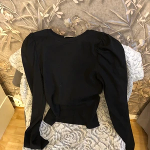 Tröja puffärm - En tröja med puffärm på från picses strl xs