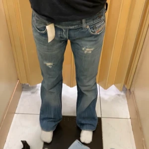 JEANS - Säljer dessa asfina jeans som är köpta i Thailand. Det står att märket är från diesel.🤍 Säljer pga de tyvärr börjar bli för små på mig. 😭Köpta förra året i december och de har inga defekter eller något liknande och har inte använt de alls mycket‼️‼️modellen är väldigt unik då man knäpper på sidan💗💗 