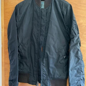 Alpha bomberjacka  - Använd 1 vår/höst, finns en liten fläck på & solblekta muddar 