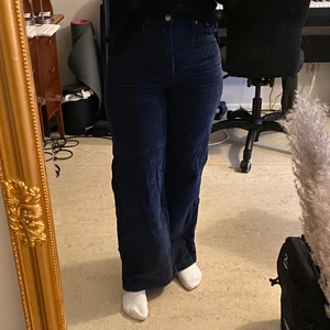 Levi’s ribcage wide leg  - Levi’s Ribcage Wide Leg i Manchester. Storlek w27. Dem är upplagda så skulle säga L 30. Skönt material i högmidjad modell. Marinblå🥰