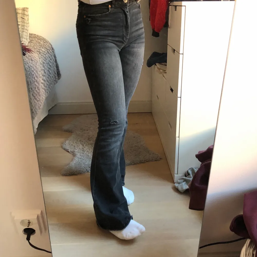 Jättensygga utsvängda jeans från zara i strl 36. Jag använder de aldrig så det är så gott som nya! . Jeans & Byxor.