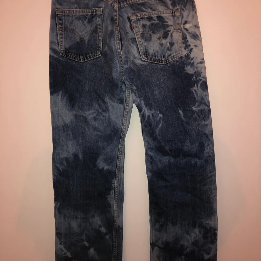 Fett snygga custom Levi’s jeans. 80cm runt midjan och 100 cm långa vilket jag tror gör de till W32 L39. Jeans & Byxor.