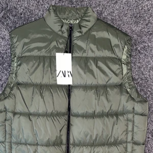 Zara väst strlk L - Zara väst köpt i Stockholm. Aldrig använd, lapparna kvar. Storlek L sitter som en M. Köpt för 359kr. Pris 250. 