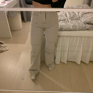 Jeans - Helt nya oanvända jeans ifrån Zara i storlek 36 men jättesmå i storlek så kan passa 34!