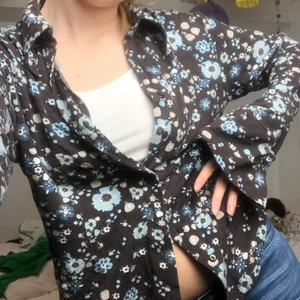 Tröja - Blommig brun ”skjorta” i stretchigt mjukt tyg!