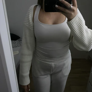 Croppad cardigan  - Jag säljer min croppade cardigan som jag aldrig använt pågrund av fel storlek, har inte hunnit retunera den. Den är helt oanvänd och felfri! 