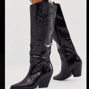 Cowboy stövlar - Skiiiit snygga stövlar från Asos som är helt slutsålda använda endast en gång så nästan nyskick! 💓 Köpt för 700kr