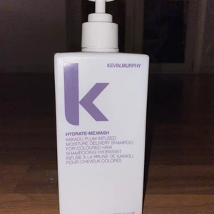 Kevin murphy  - Kevin murphy hydrate-me wash. Har använts endast få gånger. Funkar inte på mitt hår. Köpt för 400kr. Säljer för 100kr. Frakt tillkommer. 