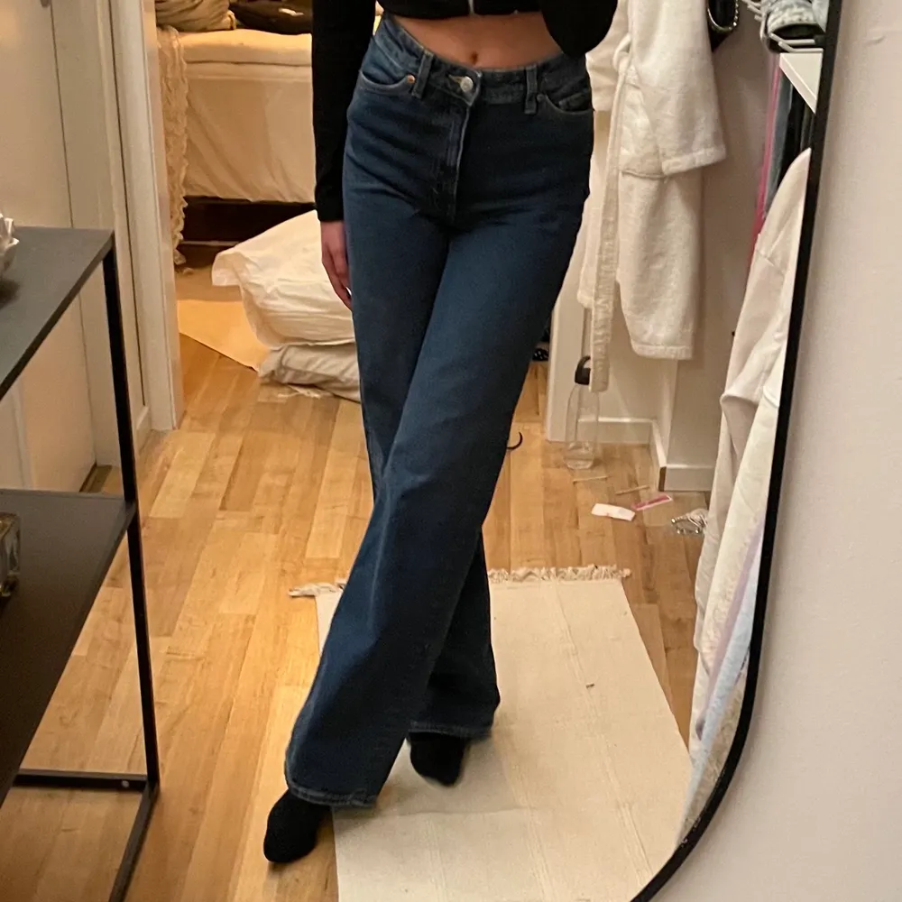 Helt oanvända mörkblåa jeans från Monki i modellen Yoko, i storlek 24 (motsvarar XS/S eller 34/36). Tveka inte med att skriva vid eventuella frågor. Köparen står för fraktkostnaden🤎. Jeans & Byxor.