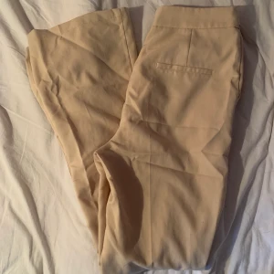 Byxor - Säljer nu mina beige kostymbyxor då dom inte kommer till användning. De är lite tunnare i materialet men jag upplever dem inte som genomskinliga! Supersnygga och sköna till sommaren, färgen ses bäst i första bilden.❤️