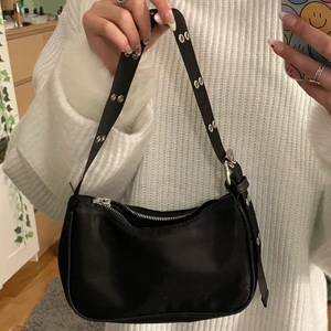 Svart väska  - Kolla mina andra annonser! 🦋🦋 paketpris vid köp av flera plagg eller accessoarer 