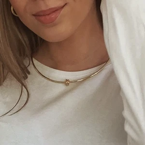 Guld halsband - Super snyggt halsband! Använd enstaka gång, säljer pga att jag har fööör mycket smycken 💀🪐