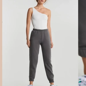 Mjukisbyxor från gina - Säljer dessa populära, snygga, sköna mjukisbyxor från ginatricot, relativt använda därav priset. Skriv privat för fler frågor ❤️