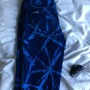 R.V.T jeans - Jeans från R.V.T köpta i Stockholm nåt år tillbaka, har använt enstaka gånger så de är i fint skick. Såntdär tjockt keanstyg o skitnajs passform. Jag är ca 167, brukar ha w27-w30 beroende på passform, står storlek 11-12, vet inte vad det betyder men finns säkert o googla