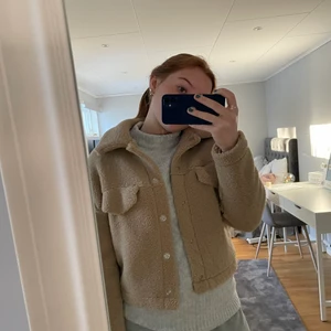Teddy jacka  - Fin teddyjacka köpt i våras💛super bra skick!