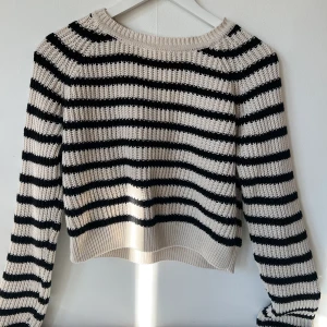 Stickad tröja  - Snygg tröja, lite croppad! 💞