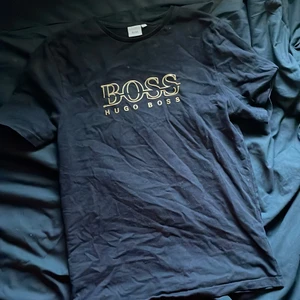 Hugo Boss T Shirt - Skick 3/10 för lite av bokstäverna har åkt av men de syns inte så mkt. Köpt för 500 kr. Säljs för 200 kr. Storlek S