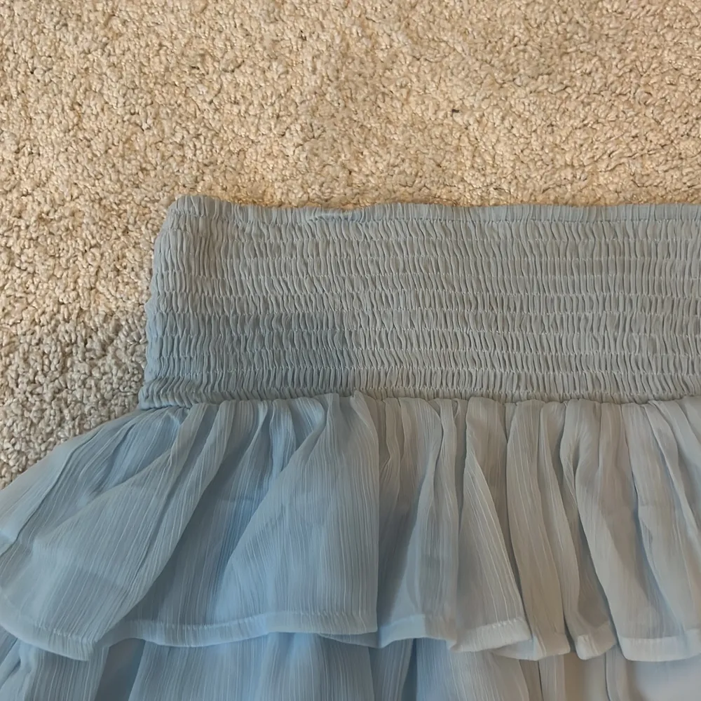 En ljusblå volang kjol från vero moda. Den är helt oanvänd. Buda privat! Budet ligger på 240kr. Kjolar.