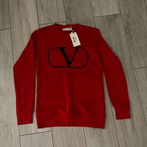 Valentino tröja - Valentino tröja/sweatshirt i storlek M ny och oanvänd 