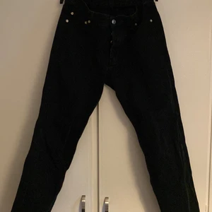 Sweet SKTBS sweet loose jeans - Köpta på junkyard i somras, modellen är Sweet Loose i svart, Storlek 30 använda men i väldigt gott skick inga hål eller andra defekter