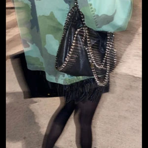 Stella McCartney väska svart - Stella liknade väska köpt här på Plick skriv för flera bilder ❤️ man får plats med skol dator i den❤️ köp direkt för 500kr❤️ bandet runt axeln är ifrån min Zadig väska. Man kan såklart köpa band till om man vill ❤️ (bandet ingår inte) (högsta bud 425kr)