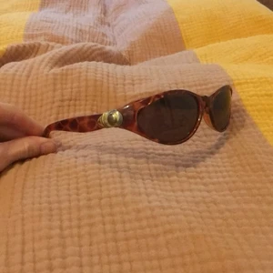 Vintage solglasögon!! - Köpta second hand. Slitna i skicket. Några repor på glaset. Men hela och användbara. 