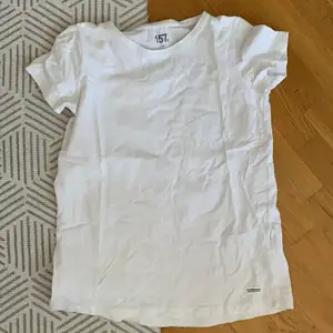 Helt vanlig vit tshirt 