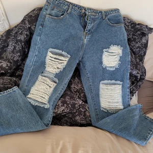 Slitna jeans - Slitna jeans från Shein. Använda 1 gång och är I ledigt fint skick.