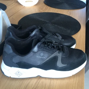 Svarta Gant skor storlek 43 - Gant skor storlek 43. Knappt använda. Köpte dem för 1200kr säljes för 600kr. Priset kan diskuteras.