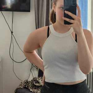 Linne  - Ett vitt linne från River Island. Den är använd max 5 gånger och är i gott skick. En sak som kan vara bra att veta är att det kan synas igenom om man har mörkare färger under. Storlek 12/S