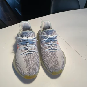 Yeezy blue tint storlek 42,5  - Ett par jätte bekväma skor som jag använt ganska mycket dom är okej skick skriv om ni är intresserade och för pris kan gå ner också