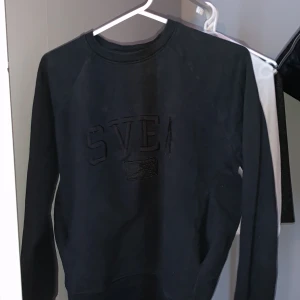 Svea tröja - Jag säljer denna fina Svea tröja i storleken xs! Säljer för att den inte kommer till användning längre. Originalpriset är runt 600kr men säljer för 300kr🤍⚡️🤍⚡️