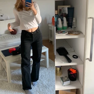Monki yoko jeans - Säljer mina väl använda favorit yoko jeans från monki då dom tyvärr blivit för små :(