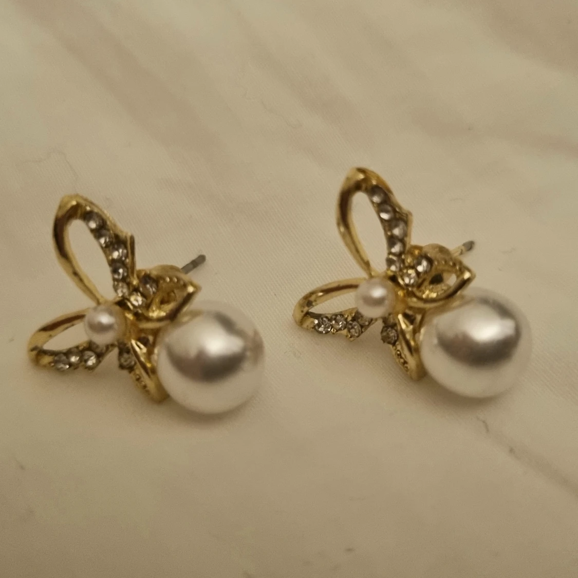 Fjärilsörhängen i guldfärg - 90