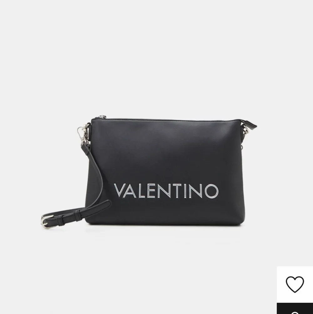 Hej! Jag säljer denna Valentino väska. Köpte den för några månader sedan men endast använt en gång. Den kommer i otroligt fint och fräscht skick. Nypris 900 kr. . Väskor.