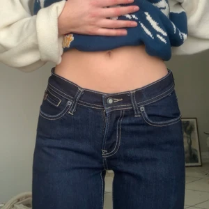 Lågmidjande jeans - Säljer dessa raka lågmidjade jeans! De är stel 29 i midjan men skulle säga att de är små i strl och passar xs/34. De är lite kortare i modellen och slutar vid ankeln på mig som är 170 cm