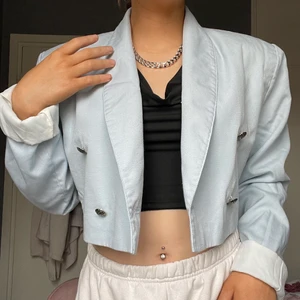 Babyblå kavaj/kappa - Hej säljer nu min babyblåa kavaj. Kavajen är inte jätte tunn men inte heller så tjock, har kunnat använt den på sommaren/ våren. Det är storlek 40 men jag är en S o den passar ju mig men den sitter ju lite oversize på mig. Den är lite croppad men inte för kort liksom, och det går också att stänga den. Ärmarna går att vika upp om man vill. Mer babyblå i verkligheten än på bilden skulle jag säga! Kontakta för mer info/bilder😊💖