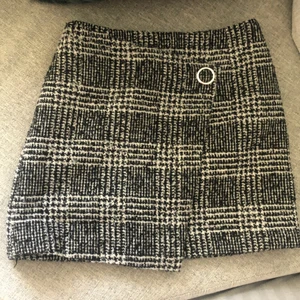 Kjol  - Denna fina kjolen är från H&M. Storlek 32. Endast använd några få gånger. Köparen står för frakt