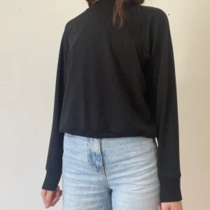 Hm svart sweatshirt  - Säljer denna fina basic sweatshirten då den inte används lika mycket längre. Jag är 170 cm lång och på mig är den lite kortare med långa ärmar. Nypris 100kr.