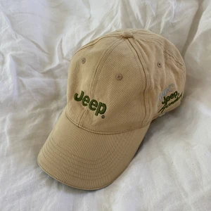 JEEP beige keps - Vintage keps från Jeep med loggor och broderad text. 