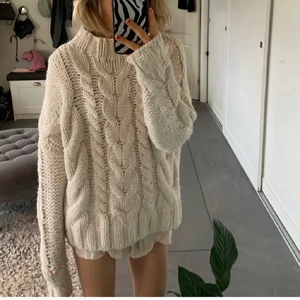 Stickad från chiquelle - Supermysig stickad tröja, den kommer tyvärr inte till användning. Första bilden är lånad andra är min. Sitter oversized på mig som är xs. Frakten betalar köparen 🤍