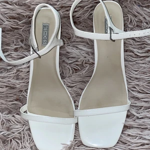 Vita klackskor  - Hade dessa vita klackar på min student 2020 & jag kommer inte använda dom något mer. Säljs lite billigare då dom är använda en gång