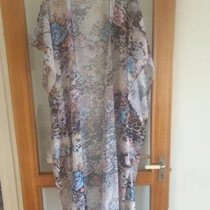 Lång cardigan  - Säljer denna fina cardigan i stl xs/s. Fint skick. Passar även mig som nu har M/L. Jätte snygg över tex ett linne och jeans. 