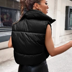 Väst - Väldigt lite använd. Strl S, kan fixa egna bilder🖤