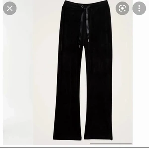 Svarta raka mjukisbyxor - Säljer dessa mjukisbyxor från Gina i velour. Aldrig använda för tycker de är för korta på mig (ja är 173). Bara o skriva om du vill ha fler bilder/frågor ❣️ (bilden lånad från internet men kan skicka egna bilder privat) 