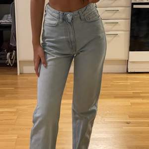 Riktigt fina jeans från Weekday i populära modellen Rowe, stl 24/32 men passar även dem med 25w om man önskar att den skulle sitta väldigt tajt. Helt nya men kommer tyvärr inte till användning. Jag är 163 cm och den sitter lite lpnga på mig men ändå super fina😍✨ (Endast seriöst bud) ❗️köparen står för frakten❗️