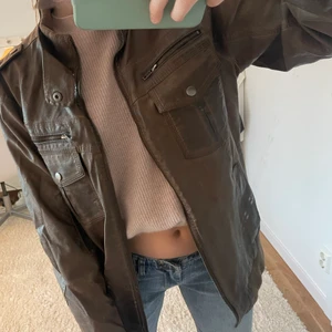 Brun skinnjacka - Baggy vintage skinnjacka💕 perfekt när det börjar bli varmare ute! Köparen står för frakt