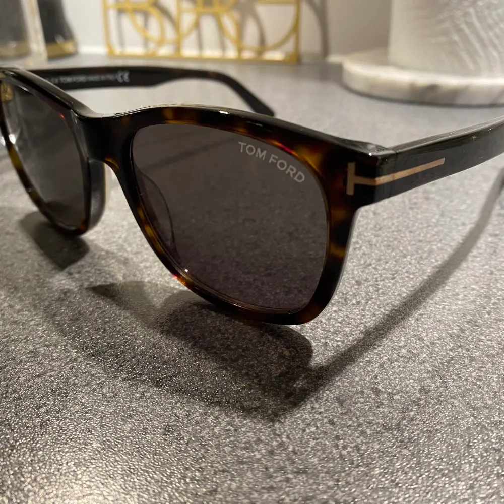 Säljer nu mina Tom Ford solglasögon då jag insett att modellen inte riktigt passar mig.  Köpte dom sommaren 2020 men använda ett fåtal gånger.  Nypris 2800:-. Accessoarer.