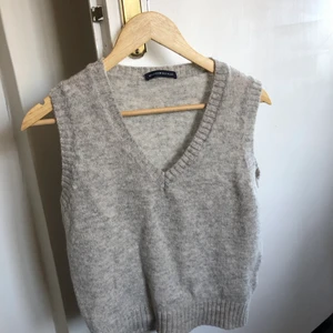 Stickad väst - Jättefin väst från Brandy Melville. Köpt i Portugal i höstas, tyvärr aldrig använd! 